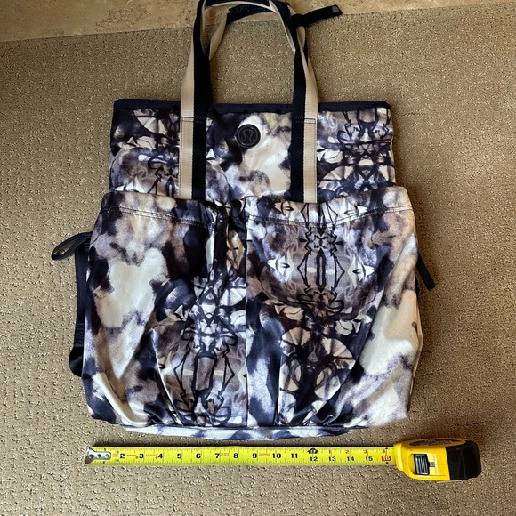 Lulu shoulder gym bag 18”x16”. Laundry bag included. - Picture 6 of 7